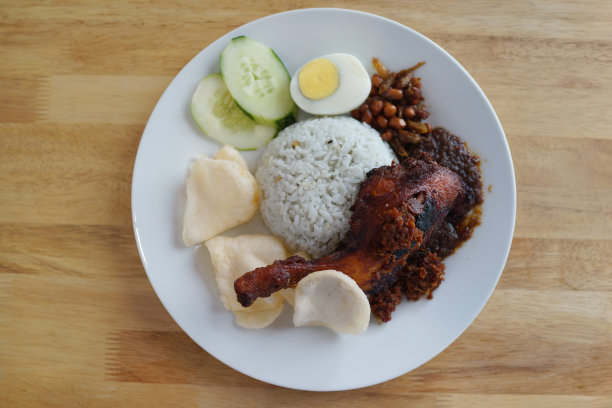 米饭加辣椒和鸡肉图片下载