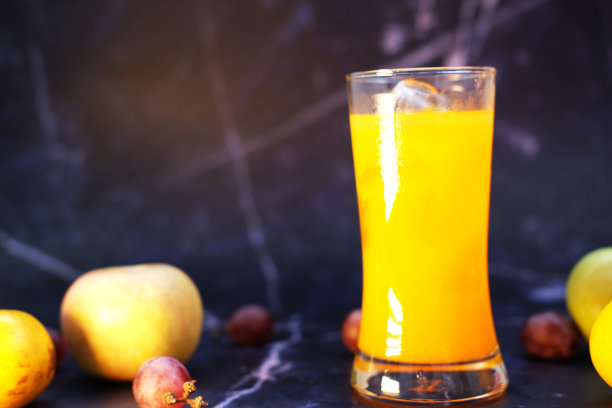 桌上的橙汁和健康的饮料图片下载