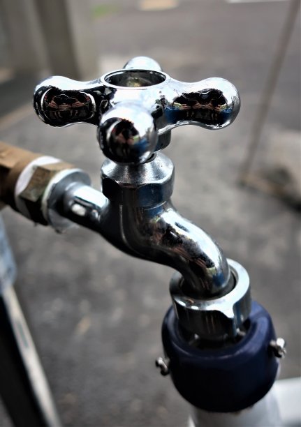 连接软管的水龙头。图片下载