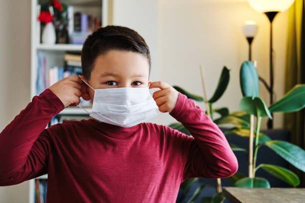 6-7岁可爱的孩子在家保持社交距离。他很无聊，但对预防冠状病毒很有必要。图片下载