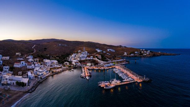 海滩和码头的全景航拍照片，基克拉迪斯群岛，爱琴海在夏季黄昏图片下载