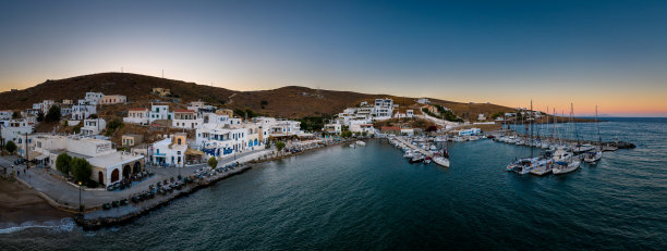 海滩和码头的全景航拍照片，基克拉迪斯群岛，爱琴海在夏季黄昏图片下载