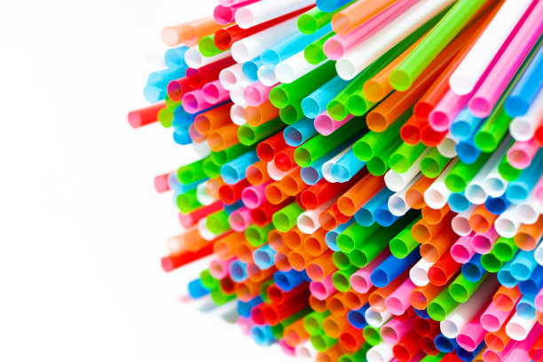 彩色塑料管鸡尾酒在白色背景，特写图片下载