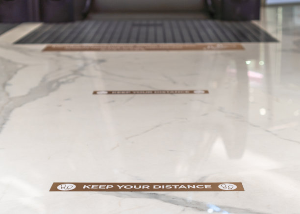 楼层社交距离标志和保持距离警告，以确保排队、行走或进入商场扶梯或楼梯时的安全，以预防新冠肺炎疫情图片下载