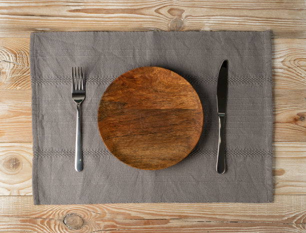 空盘子上的白色木制桌子顶部视图与复制空间图片下载