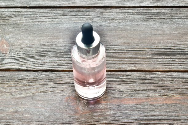 木质背景上的保湿油瓶。美容护理理念。图片下载