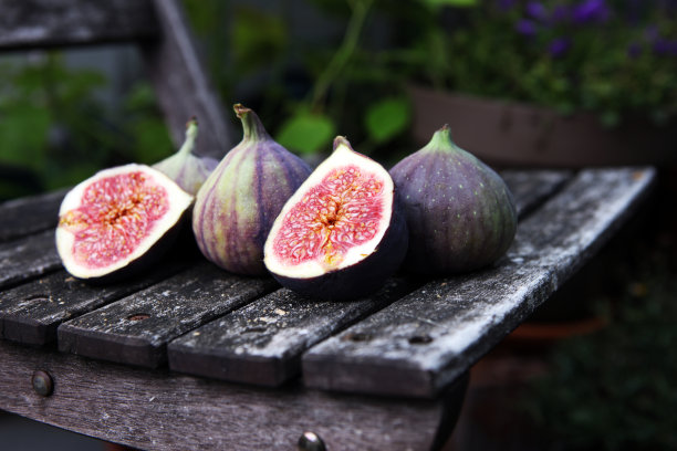 新鲜的无花果。食物的照片。整个和切片无花果在乡村背景。图片下载