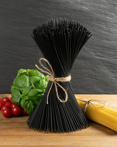 黑色生意大利面，墨鱼干意大利面图片下载