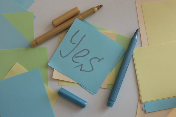 有很多空间可以在贴纸和记事本上写数字和笔记上的单词图片下载