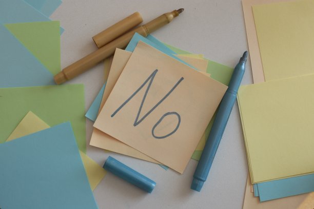 有很多空间可以在贴纸和记事本上写数字和笔记上的单词图片下载