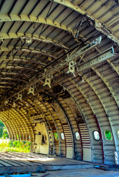 废弃场的飞机残骸图片下载