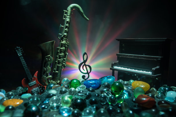 音乐符号高音谱号不锈钢微型与彩色调光雾蒙蒙的背景。有选择性的重点图片下载