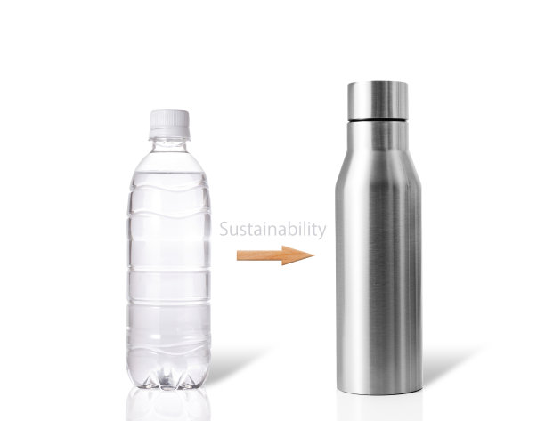 塑料瓶和可重复使用的水瓶。图片下载