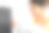 亚洲女学生手里拿着一本书，正在从书架上选择一篇论文来阅读。图片下载