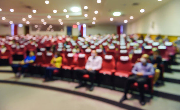 在会议室或会议厅，为了保持社交距离，模糊了与会者之间的抽象空间，以防止Covid-19的传播。新常态生活理念。图片下载