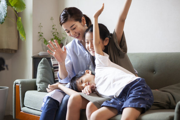 母亲和孩子们在沙发上玩耍图片下载