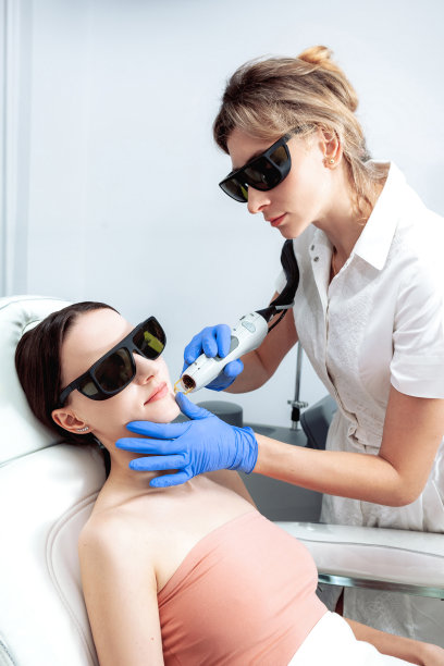 皮肤护理。年轻女子接受面部美容，去除色素在美容诊所。强脉冲光疗法。IPL。返老还童，照片面部治疗。抗衰老过程。图片下载