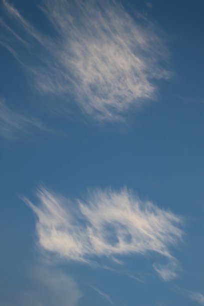 蓝天2高海拔蓬松的云图片下载