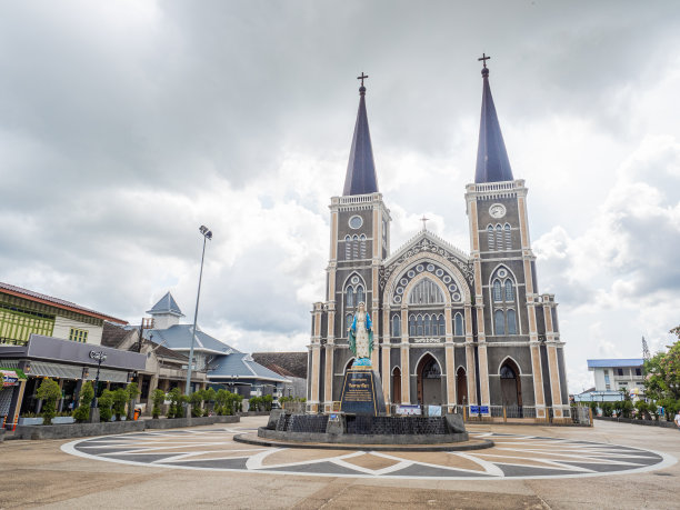 泰国尚塔布里省著名的天主教教堂前的庭院图片下载