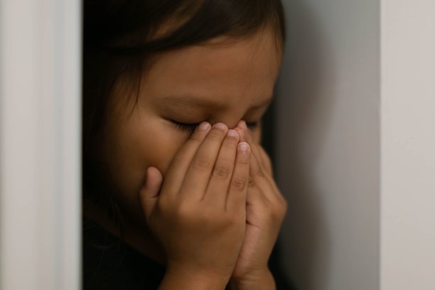 沮丧的小女孩独自在家哭泣。家庭虐待。图片下载