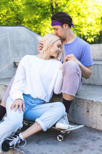 一对性感可爱的青少年情侣在滑板公园里图片下载