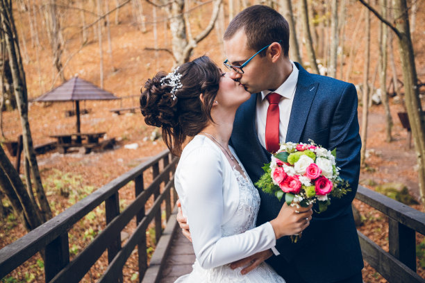 新婚夫妇在自然的桥上图片下载