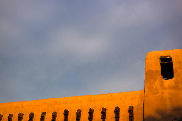 圣达菲，NM:典型的土坯架构，黄昏时的灯光图片下载