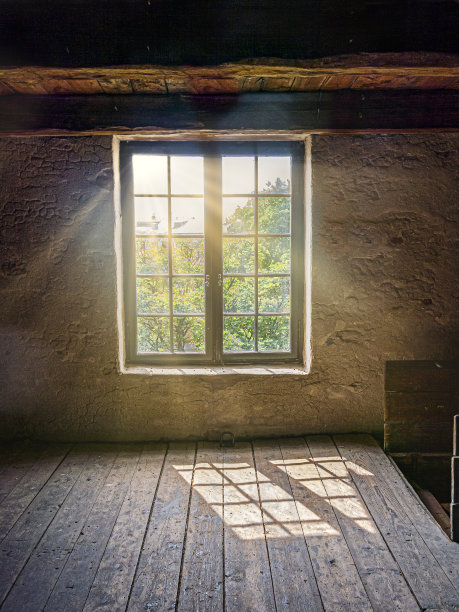 阁楼的窗口图片下载