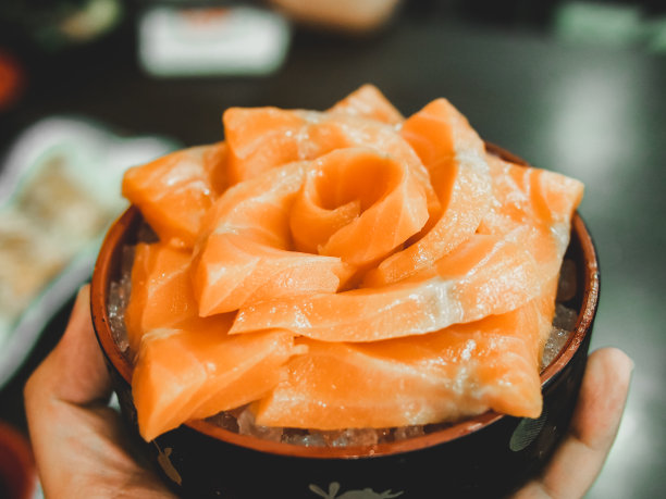 特写新鲜的三文鱼生鱼片在日本餐厅图片下载