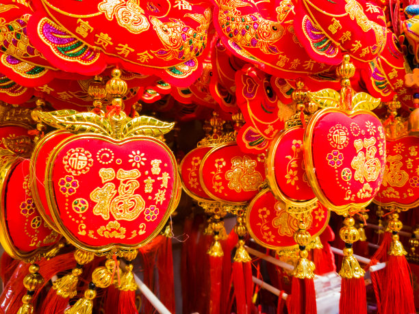 中国传统的春节装饰品，上面有吉祥含义的汉字。素材图片
