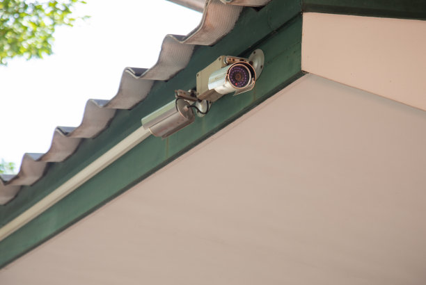 在住宅上方的屋顶安装闭路电视录像摄像头进行监视、检查和警戒，防止犯罪情况的发生，保护城市居民的隐私安全。图片下载