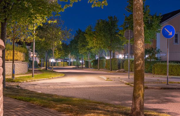 夏日夜晚郊区的街道。一辆经过的汽车的长曝光照片图片下载