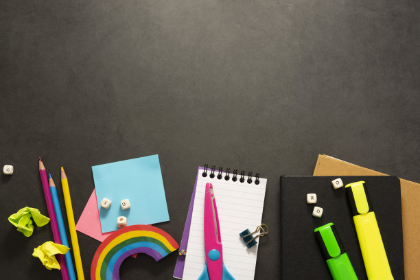 回到学校的模型框架与彩色铅笔和办公用品-笔记本，彩色铅笔，马克笔，粘纸。教育背景，有拷贝空间。图片下载