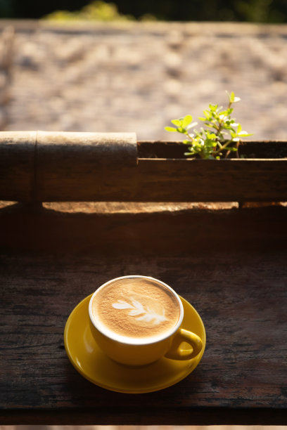 木桌上的咖啡和早晨的阳光;副本的空间。图片下载