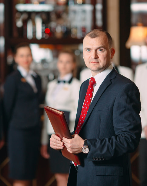 员工之间的互动。酒店或餐厅经理和他在厨房的员工。与商业厨房主厨互动。图片下载