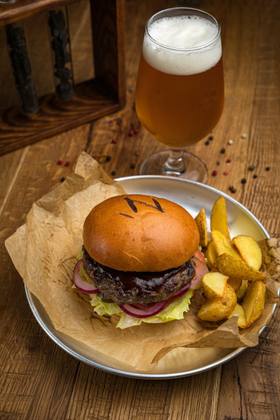 美国餐馆菜单上的汉堡包。图片下载