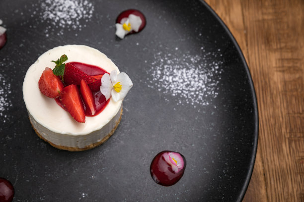 法国餐厅菜单上的甜点。图片下载