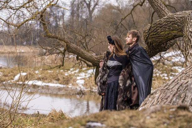 动漫真人秀的想法。一对年轻夫妇在春天的森林里扮作王子和公主。水平图像组成图片下载