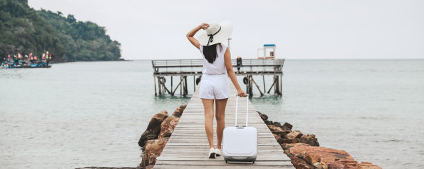 亚洲女人旅行手提箱在泰国海滩夏天图片下载