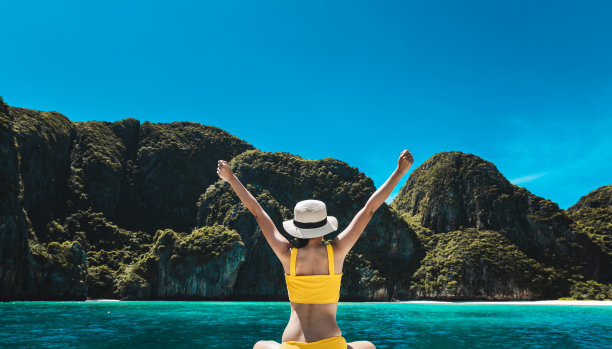 亚洲比基尼女游客放松和旅游在玛雅湾普吉岛泰国图片下载