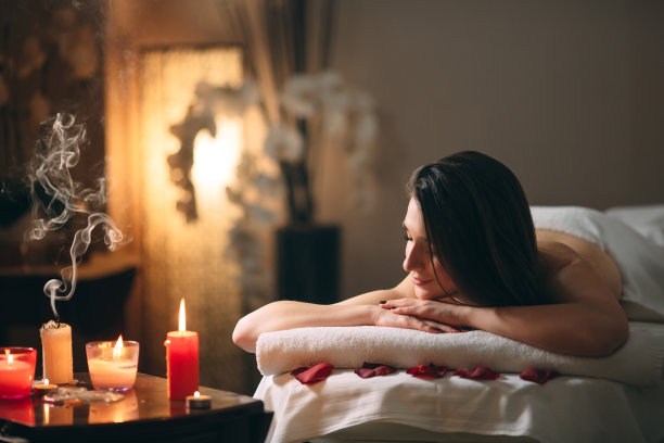 水疗、按摩。一位年轻的黑发美女正在等待按摩。图片下载