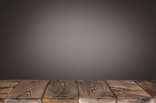 深色背景上的木质桌面图片下载