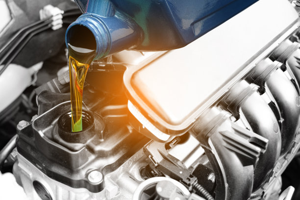 为发动机、汽车变速器和维修齿轮加油和注入油质。能源燃料概念。图片下载