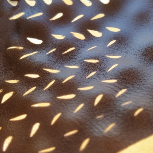 阳光通过模板反射阳光。米色真皮材质，夏日凉鞋鞋底。鞋垫符合人体工程学的压痕，防止脚底扁平图片下载