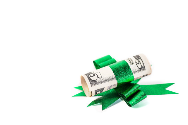 白色背景上绿丝带的欧元钞票图片下载