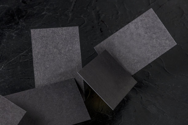 厚厚的黑色名片，漂浮在黑色背景上，一个模型图片下载