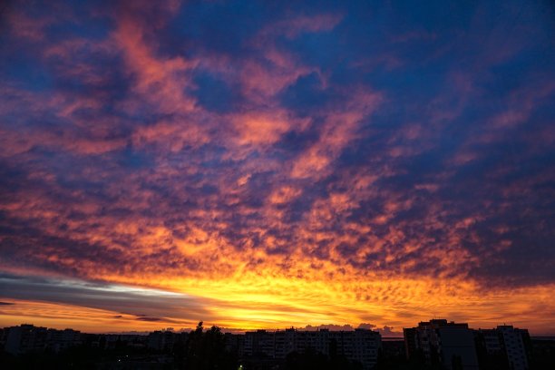 城市日落后当地天空的明亮色彩图片下载