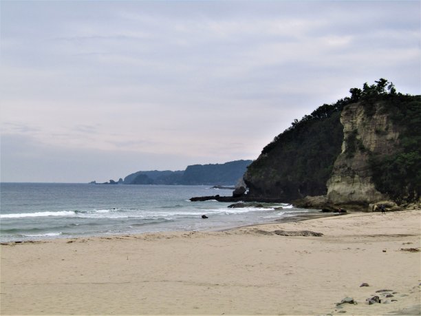 日本。7月。大海、沙滩、悬崖和天空。图片下载