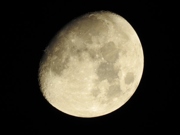 美丽的月亮在黑暗的夜晚月亮近距离的照片图片下载