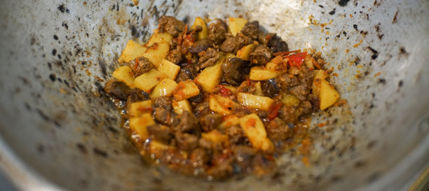 厨师烹饪美味鸡肝土豆图片下载